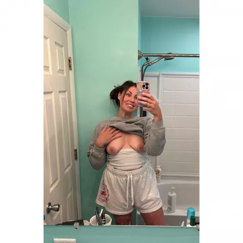 Mom bods are hot right? 😘🥹