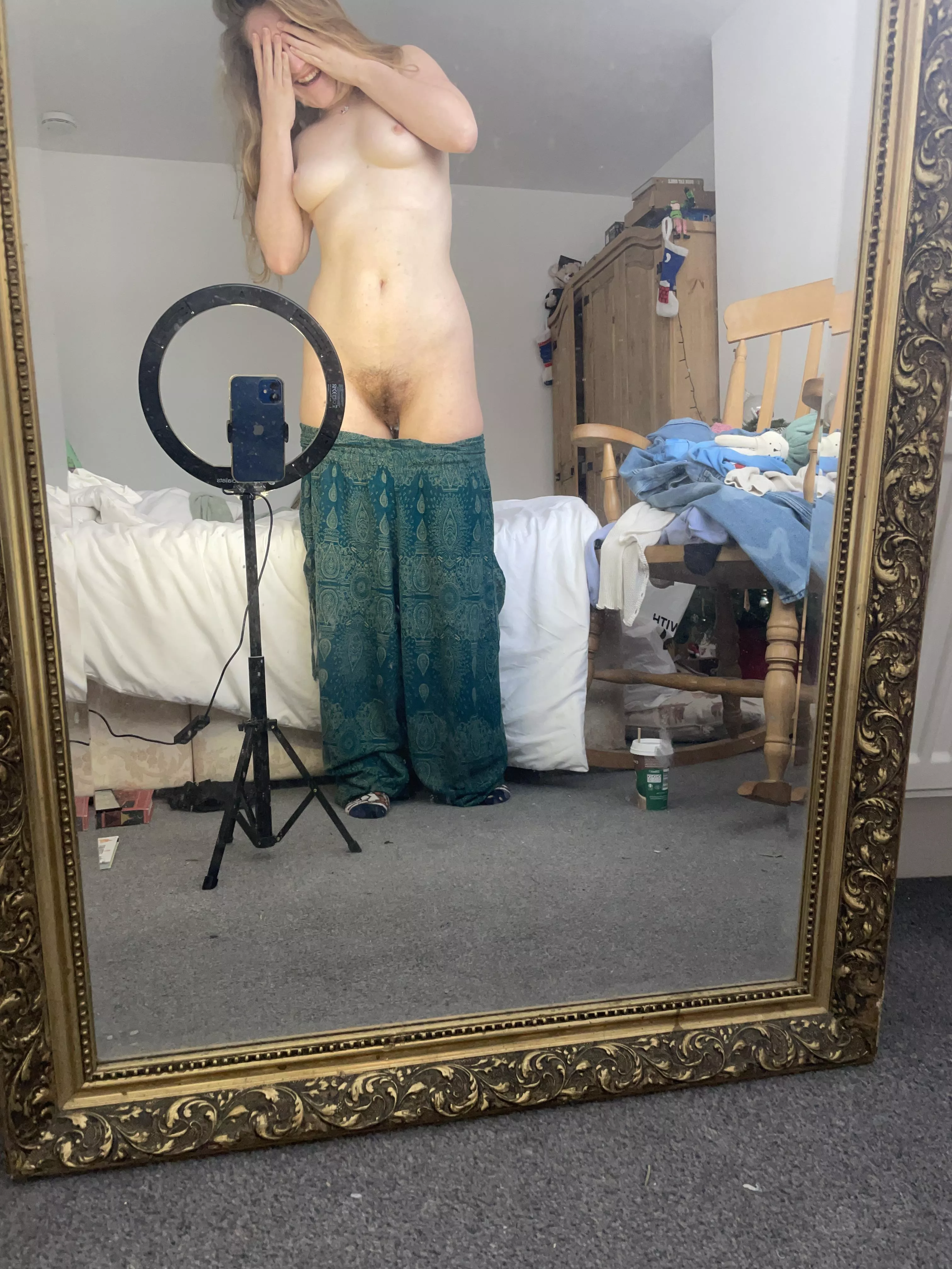 The sun is officially out here in southern England 🏴󠁧󠁢󠁥󠁮󠁧󠁿 time to get my little titties and ginger bush out! 