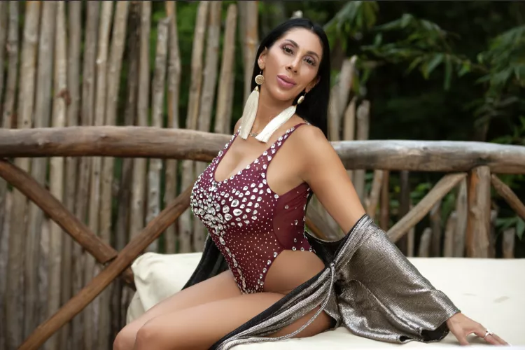 wanna come sit with me :)