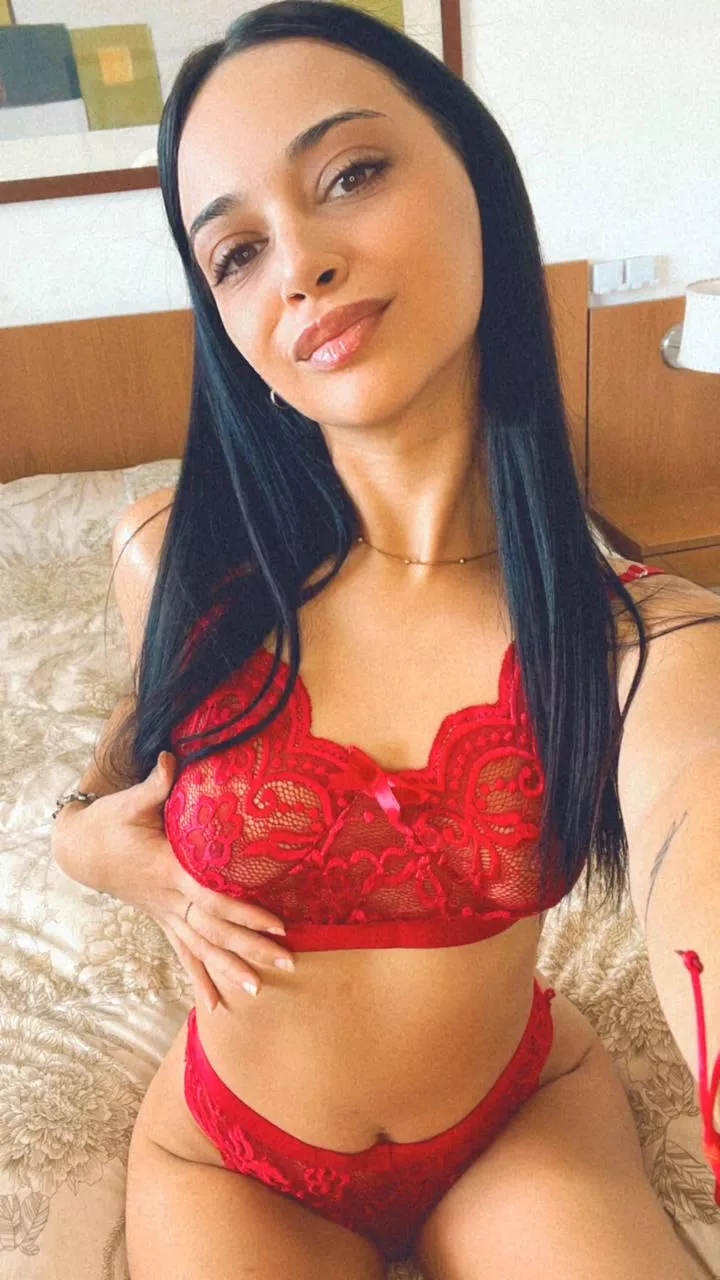 Wearing red lingerie gives me so much confidence 🌹💋
