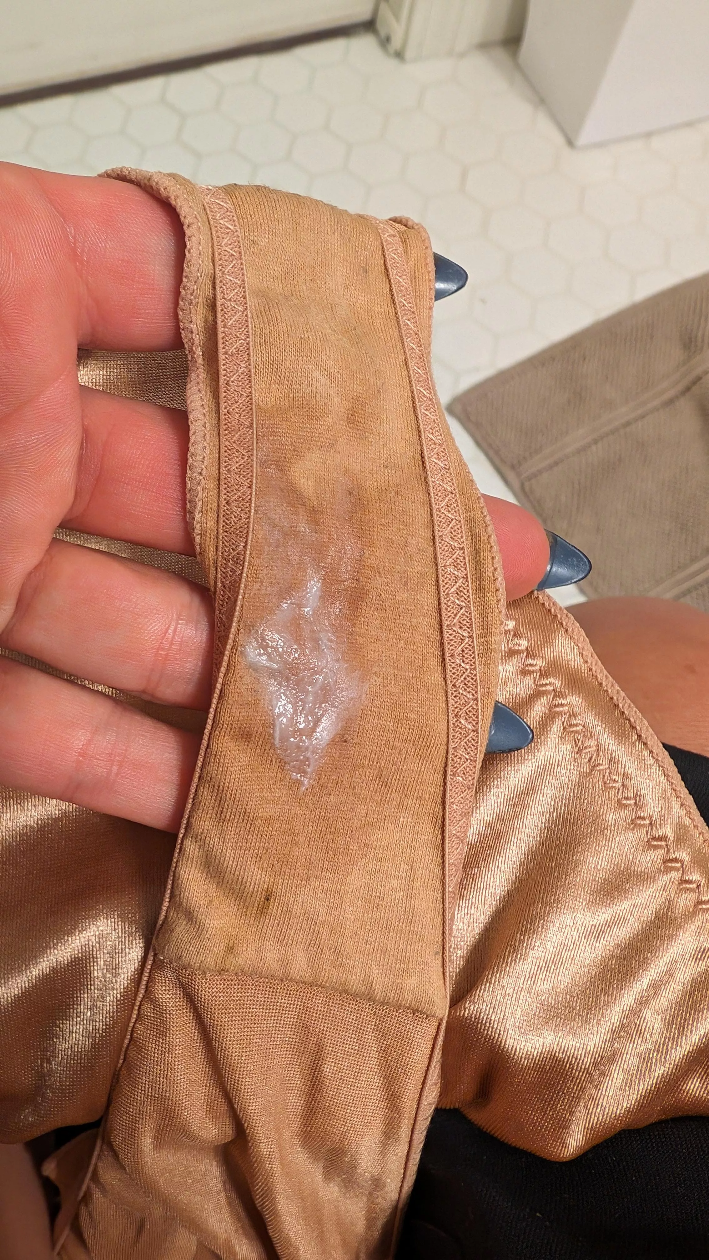 Would you like if your girlfriend sent you photos like this?