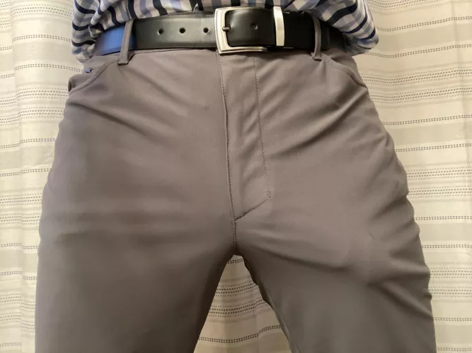 (28) The women in my office keep giving me looks… I wonder why? 