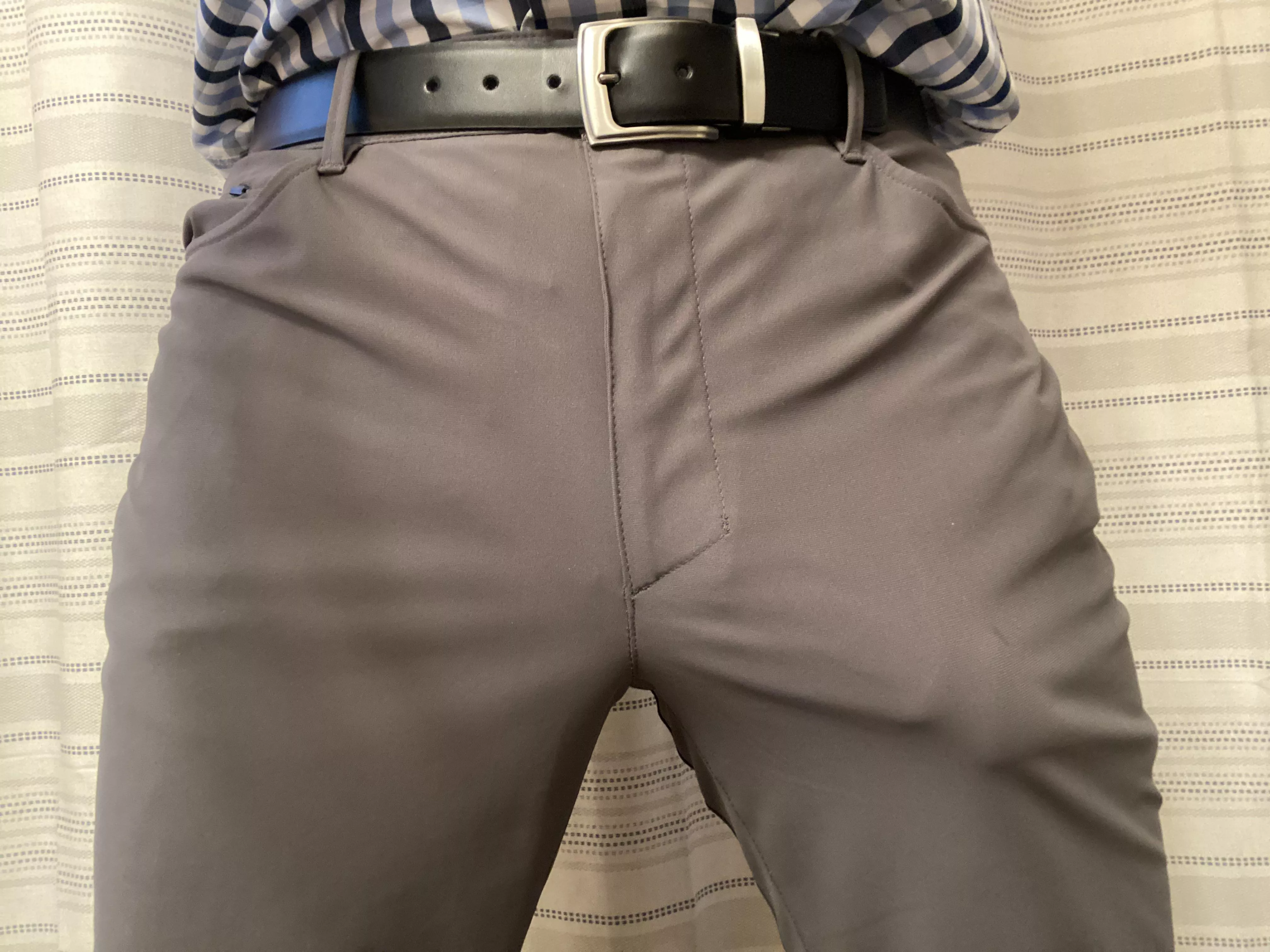 (28) The women in my office keep giving me looks… I wonder why? 