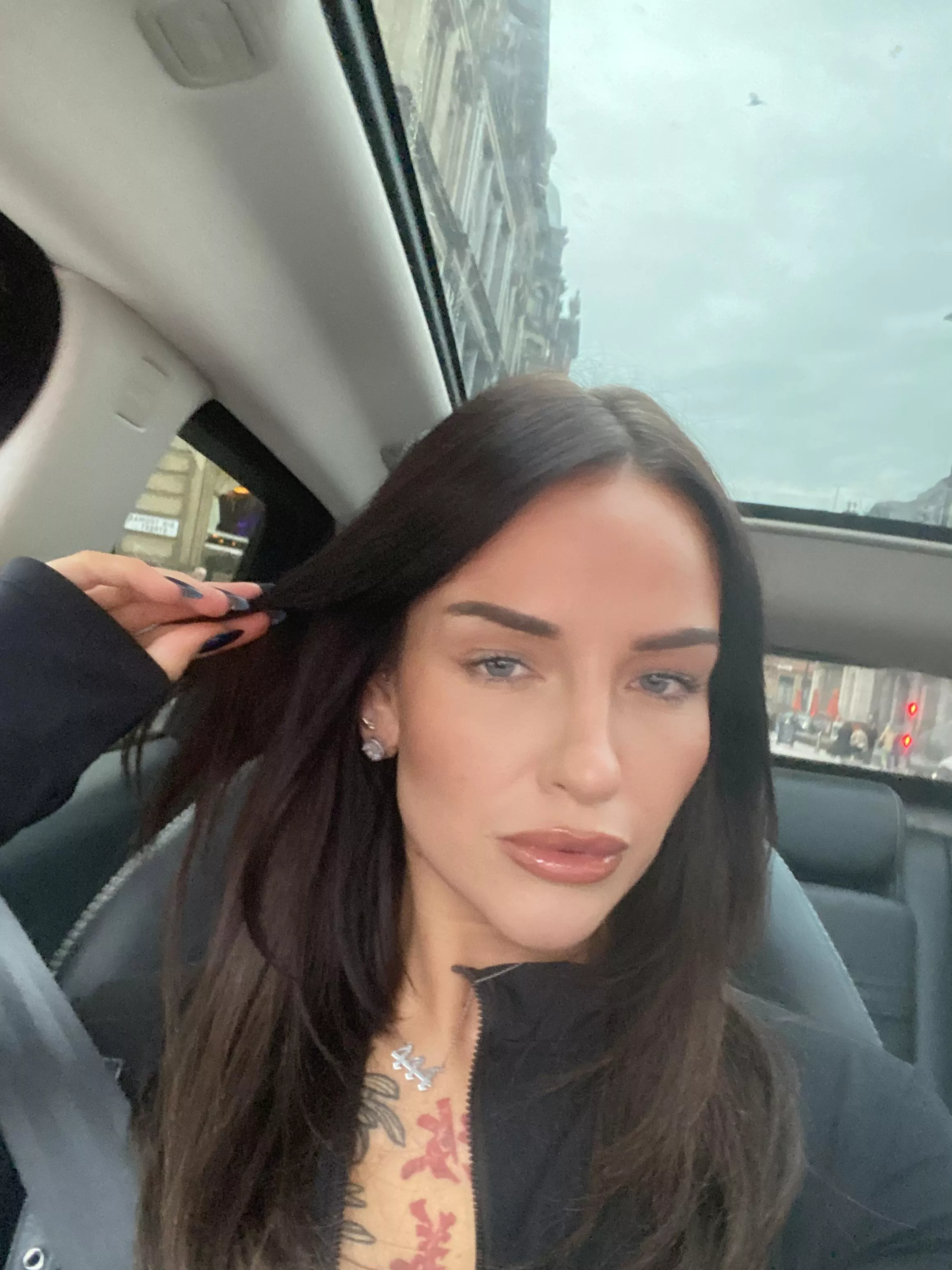 A beautiful stunning looking mom right?