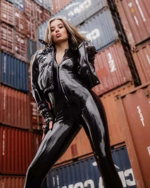 Feel so sexy with this leather oufit