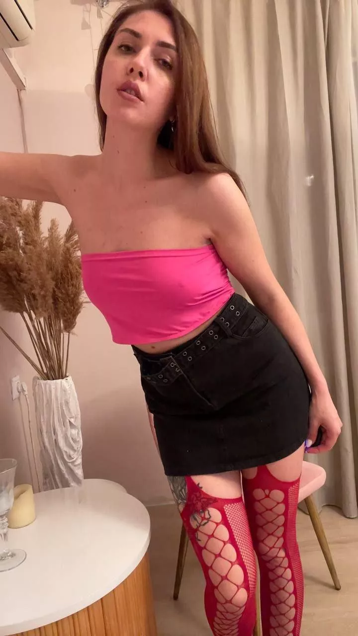 Small and naughty, I wonder if you can handle me