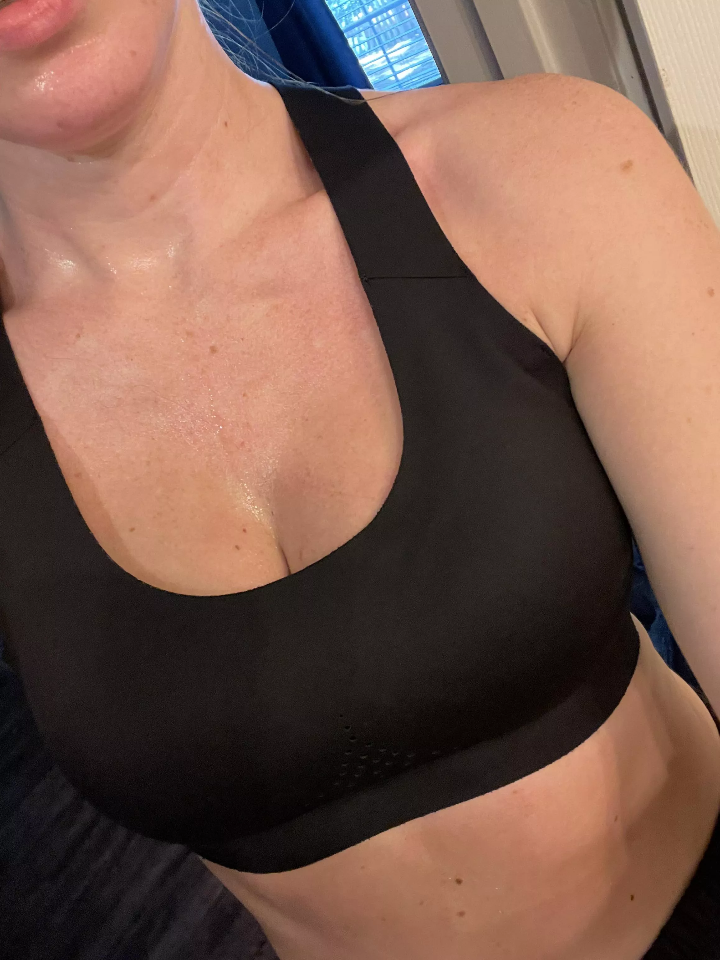 Well it’s Tuesday…we all know that means that I’m going to end up naked and masturbating to you guys looking at me later…so I had to get my sweaty workout in early. 