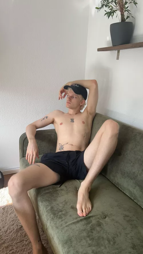 I'm so bored 😴 Lets game? 🕹️ 