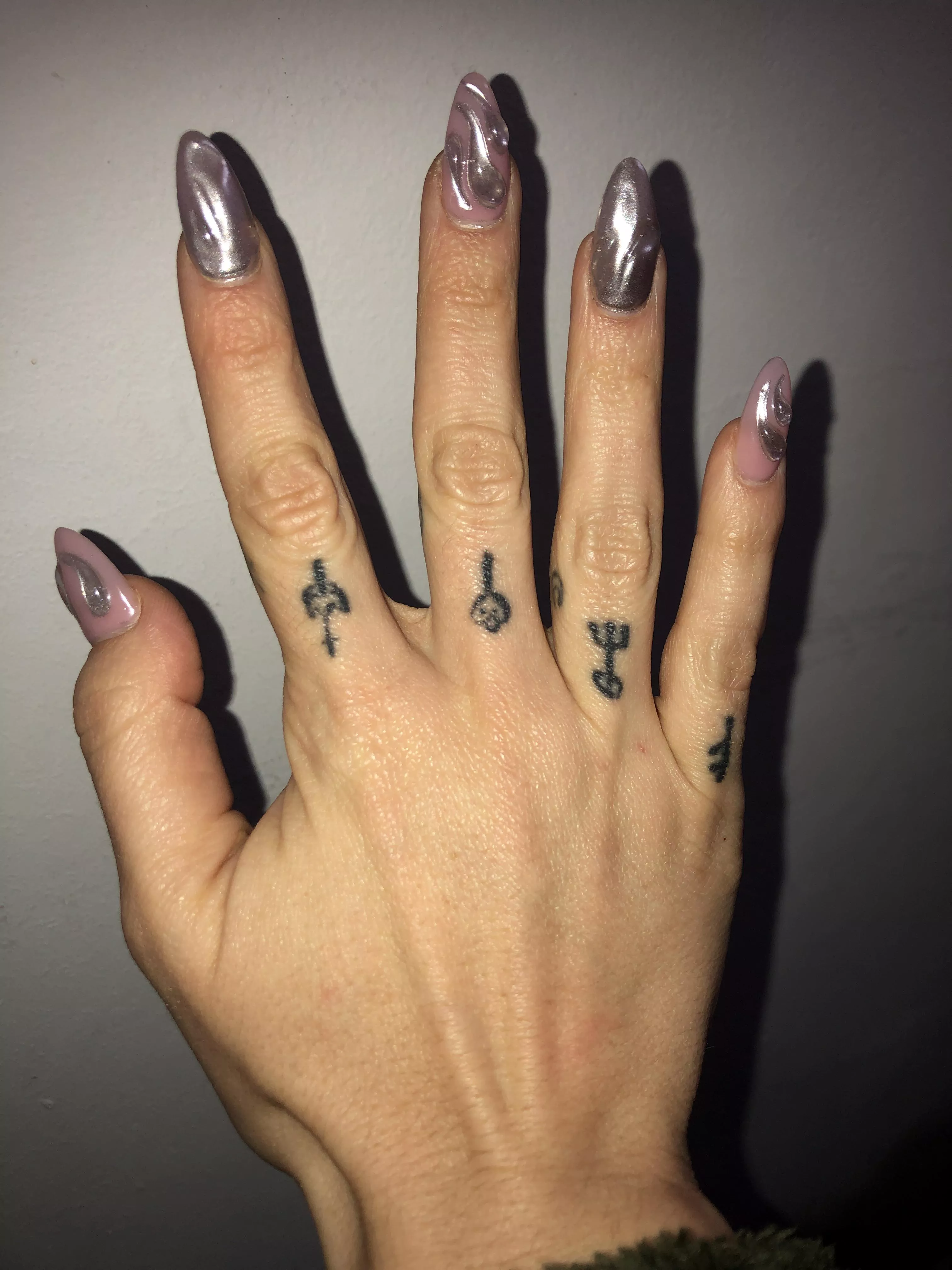 Is my first time in here , posting my hand with my new nails