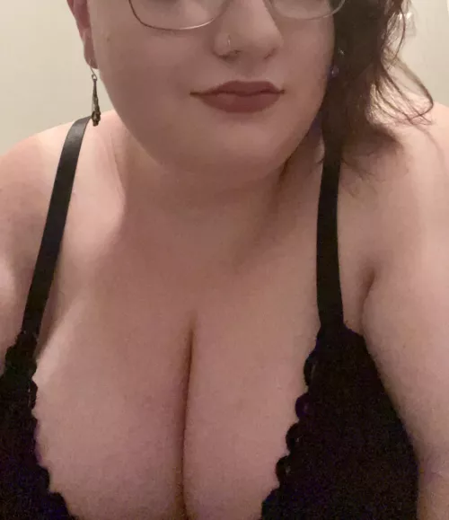 this bra is holding on for dear life lol😅💖