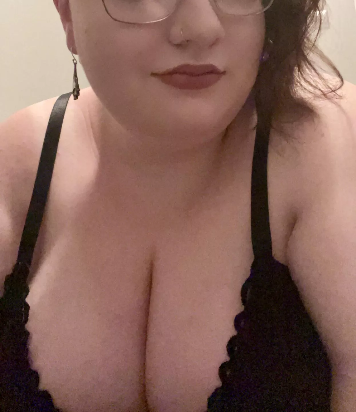 this bra is holding on for dear life lol😅💖