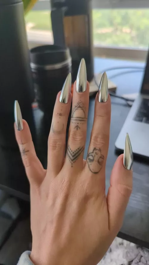 Friend got the chrome claws 😍🩶
