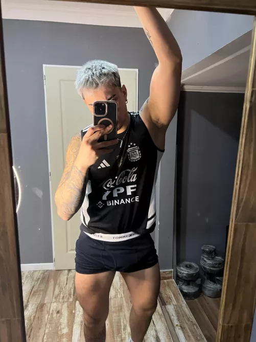 Hairy or shaved smelly armpit?