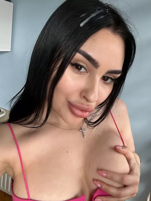 how beautiful the sperm runs down my hair I want it to run down my chest too