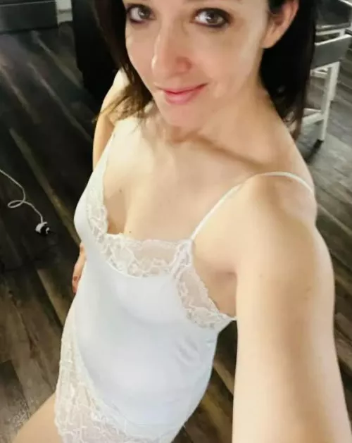 I hope you like older horny women (40F)
