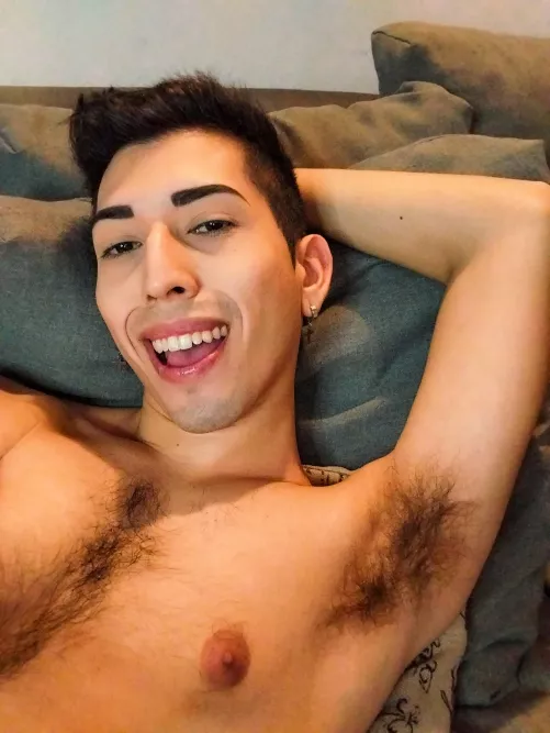 My Armpits Smell Very Bad After the Gym, Do You Want to Smell Them? 