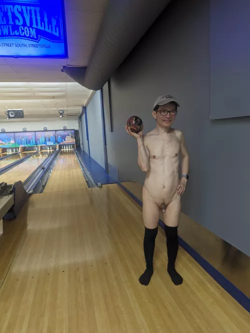 Naked bowling night , would you play with a 5ft1 guy 