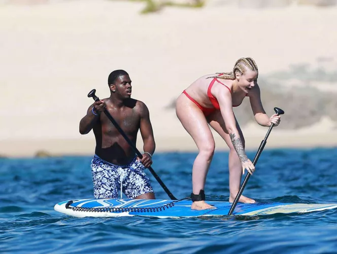 He couldnt resist staring 😂 