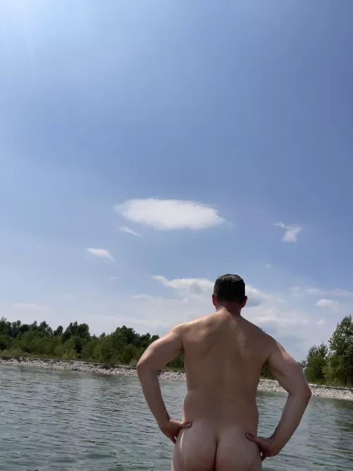 Man ass at the river 