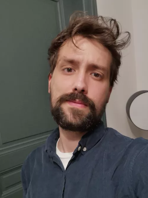 Sporting a velvet shirt lowkey makes me feel like I'm a character of a Regency-era novel 🧐