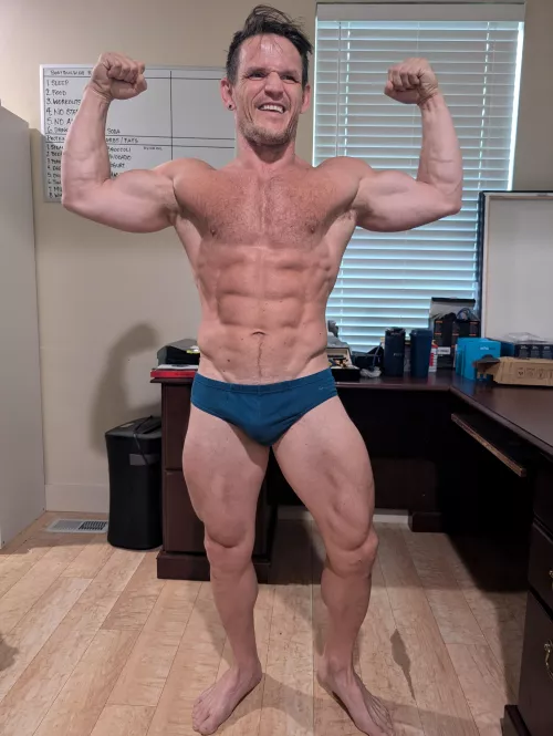 This [44] Bottom Daddy bodybuilder is Flexing for you. Any Daddy Tops like Bottom Daddies?