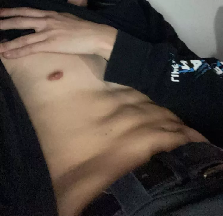 23 6’5 slim fit and more fem. into masc muscular jocks/gym bros. show face n plz be hot. snap sec_cy
