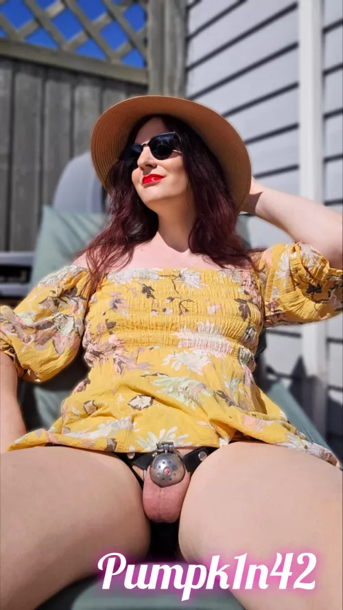 Enjoying the sun 🌞 😎 What would you do if you were my neighbor?🙈