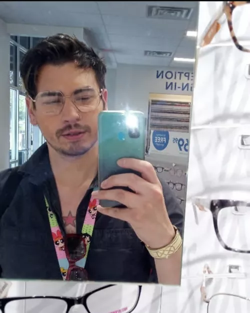 I need gaymer friends to discuss games with. I'm super nerdy 🎮