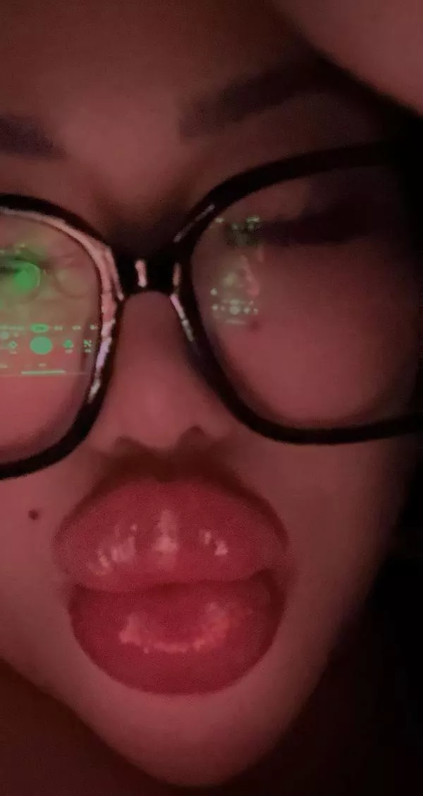 Sexy duck lips selfie before going to bed