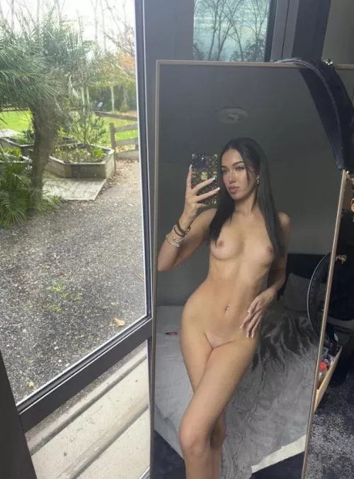 Thanks to this mirror, you can get a clear view of me