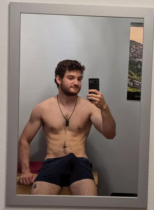 Back from the gym and now I am horny 