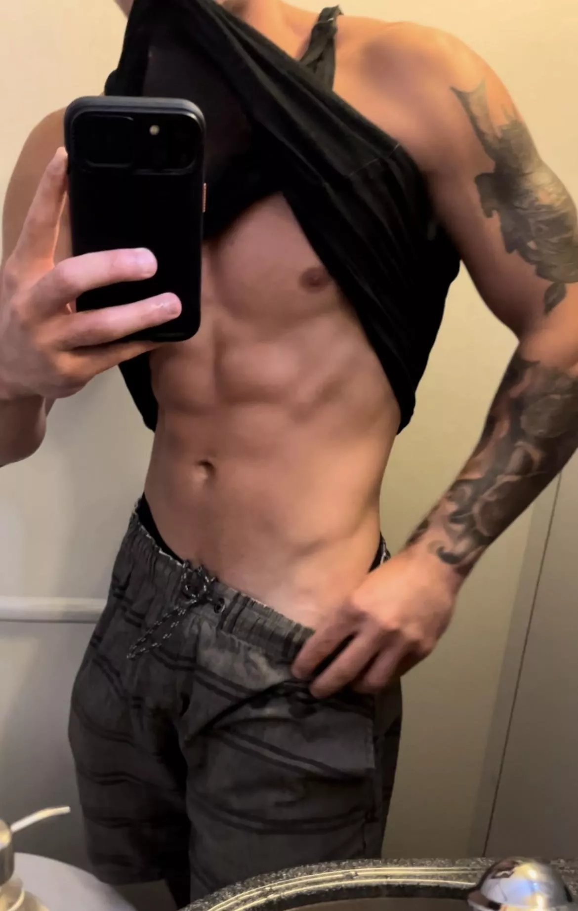 Barely fit in this plane at 6’3 218lbs 😈😈