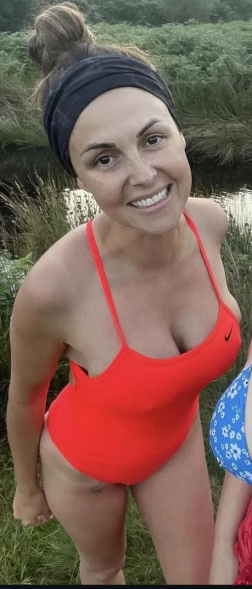 Do you like milfs in one pieces?