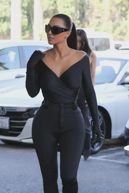 Kim in black  🔥🔥