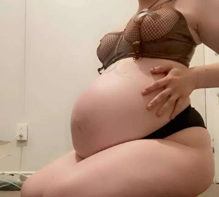 Who loves pregnant milfs 25f
