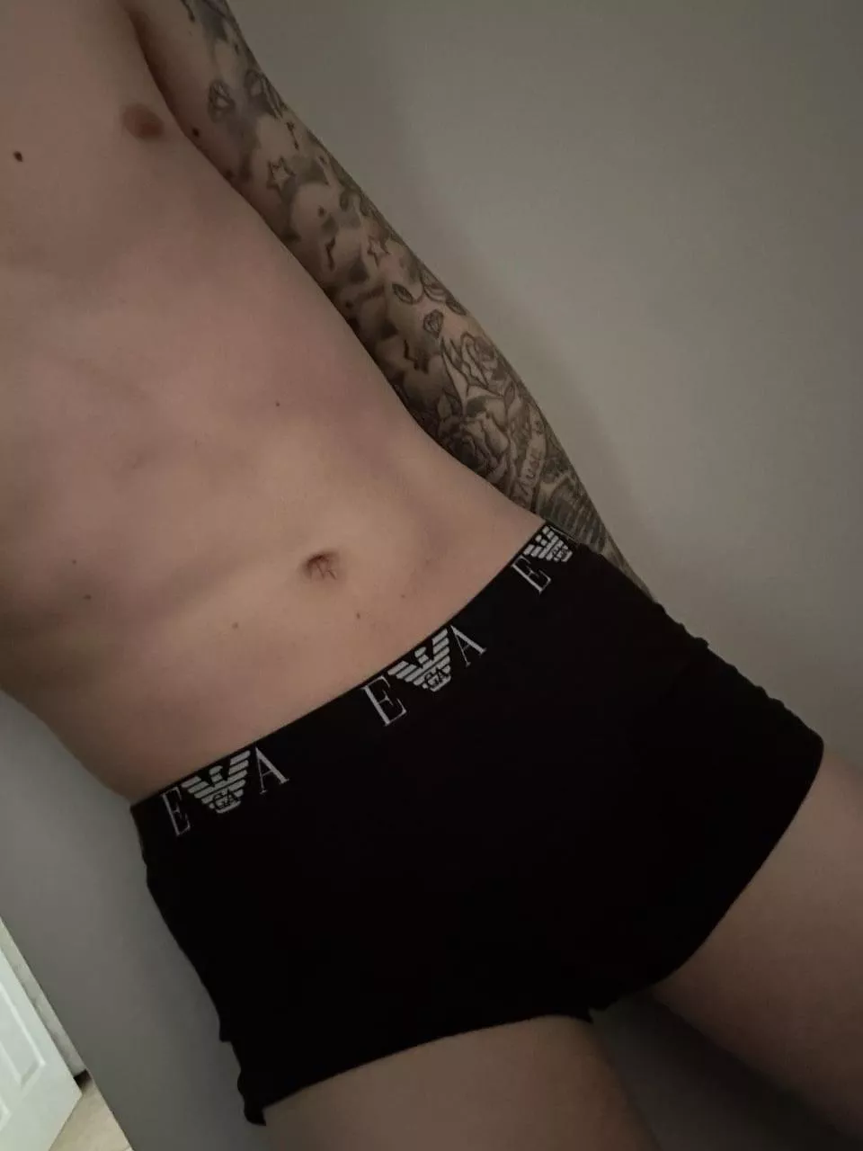 29 [M4M] UK lad into 21+ good looking/ masc / dads / good body / chavvy / MUST show face and be verbal not into fems or twinks