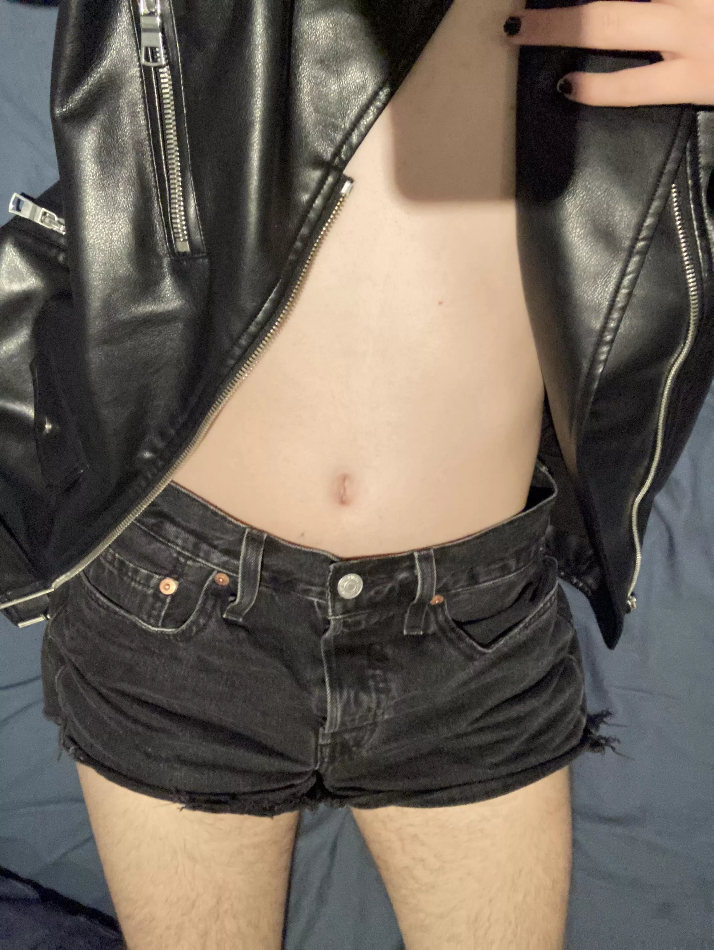 Can femboys have hairy legs? 😏