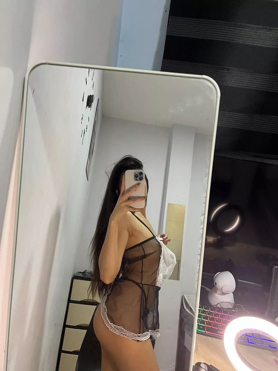 Catching a glimpse of my own charm.❤️
