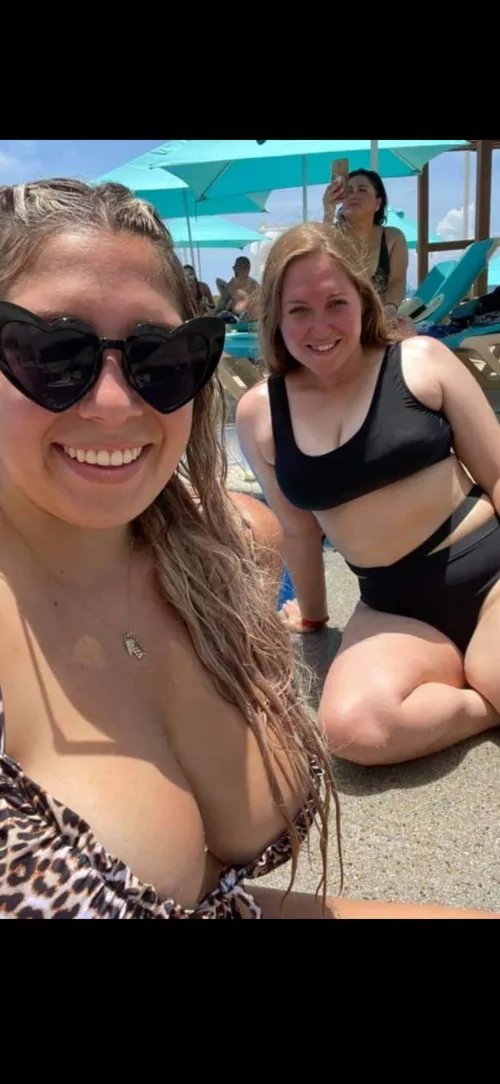 Even the girl in the back is trying to get a pic