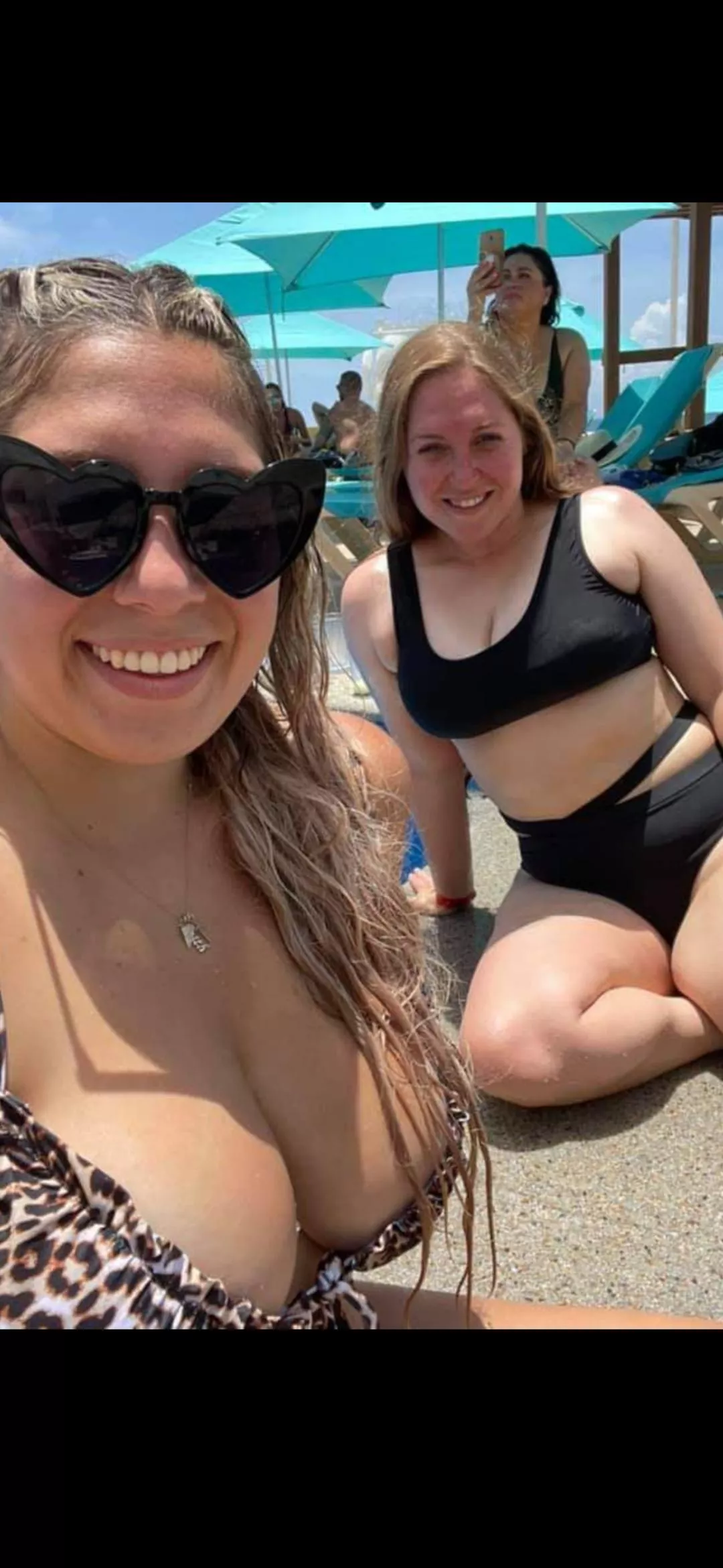 Even the girl in the back is trying to get a pic