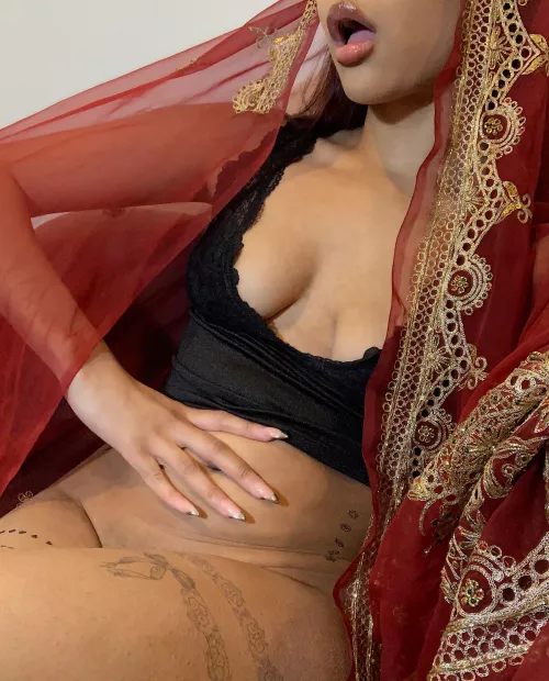 Every man needs an Indian queen [F]