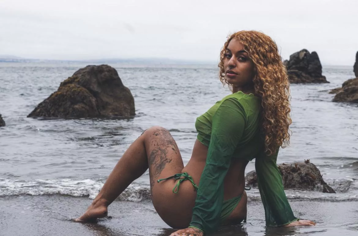 I hope the waves can quench my horniness.