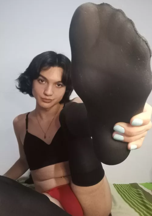 I like to put my smelly trans girl foot in your face😈