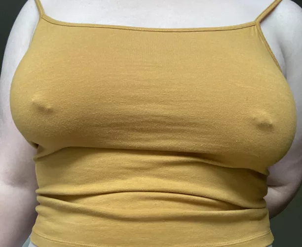 I love the way this crop top looks with no bra!