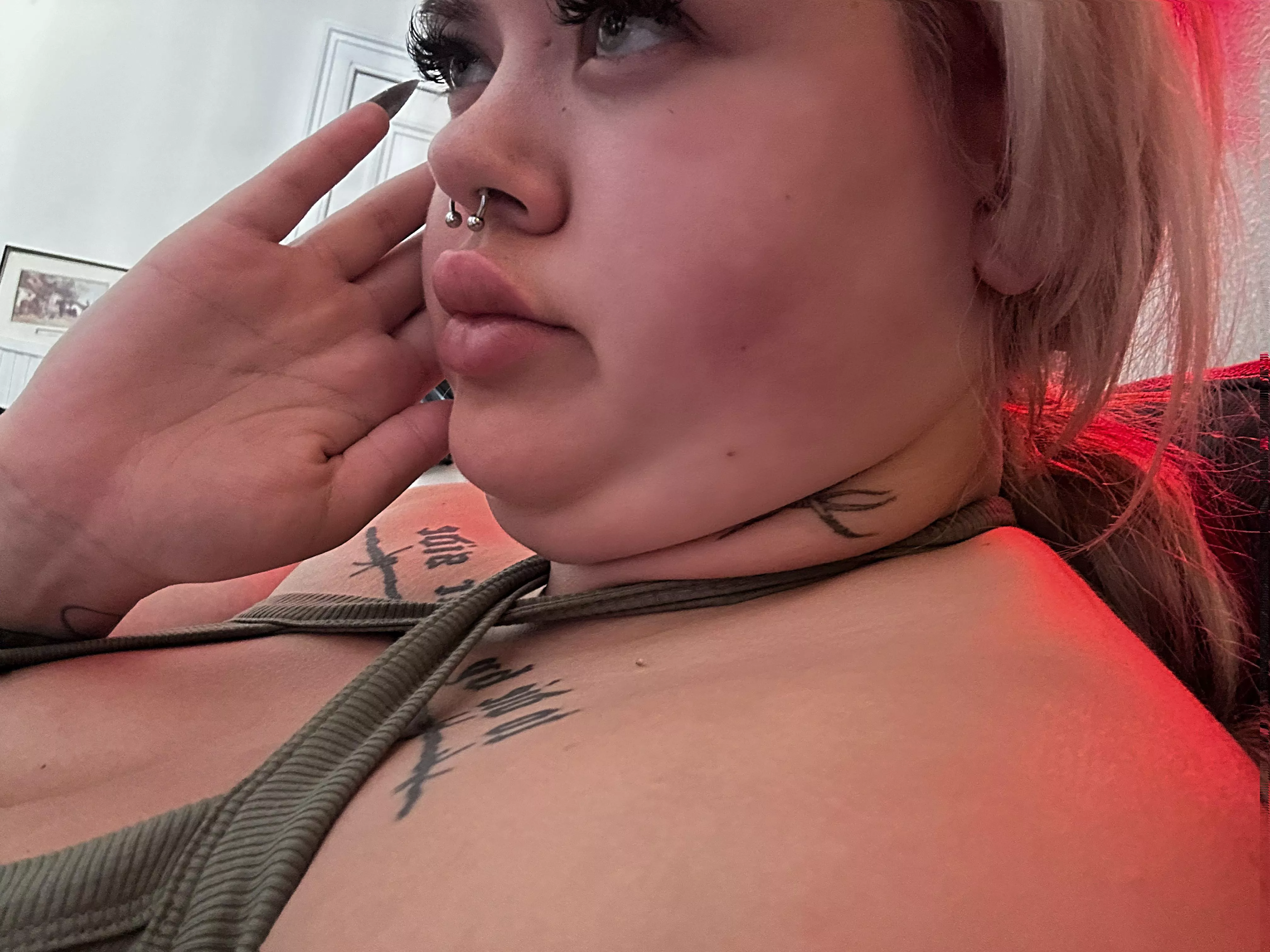 lol this top giving me a double chin