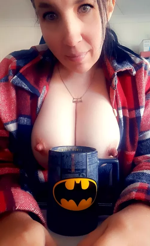 This mumma is quite cold. Looking for someone to keep me warm 😋