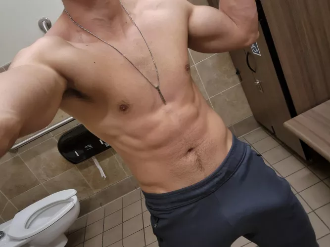 Hot while working out (25)