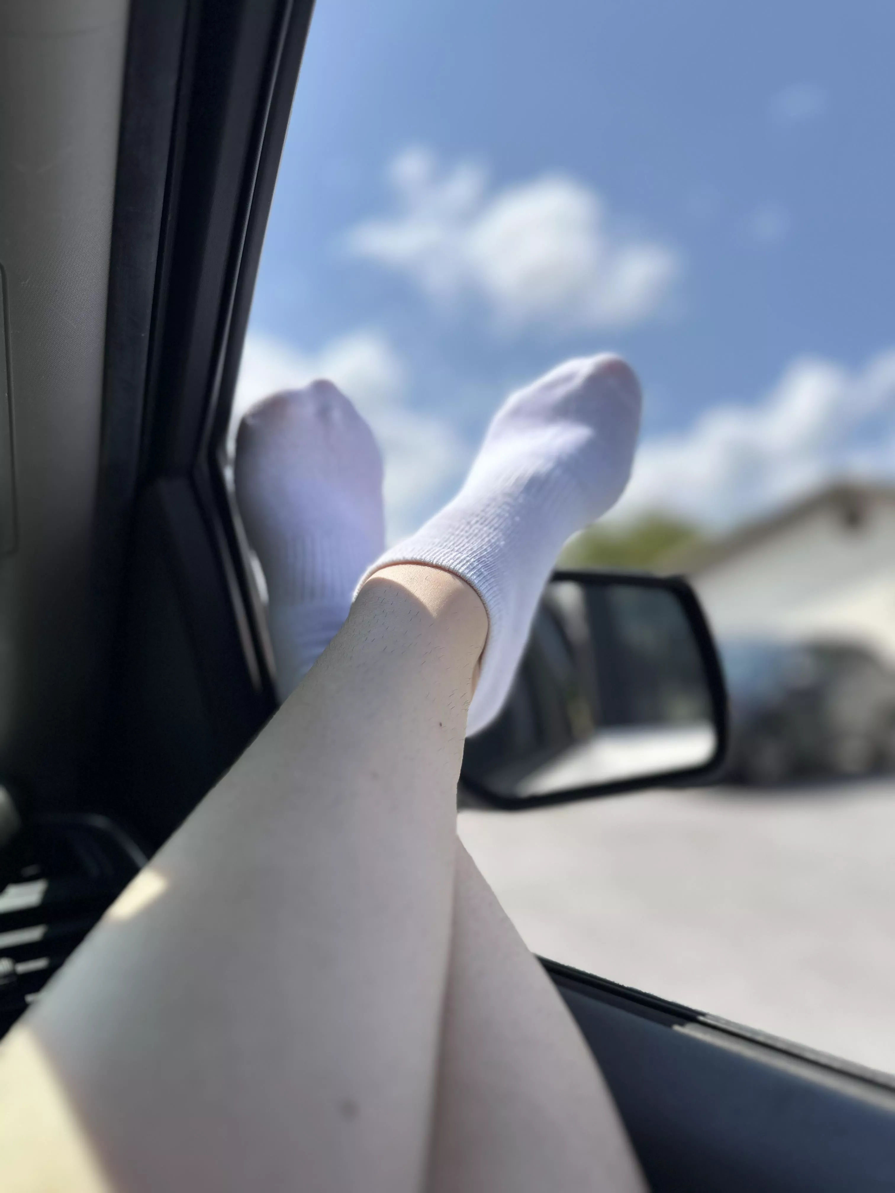 When you need to cool down your sweaty feet 🥵 