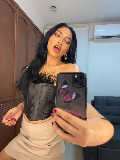 Black outfit is always classy