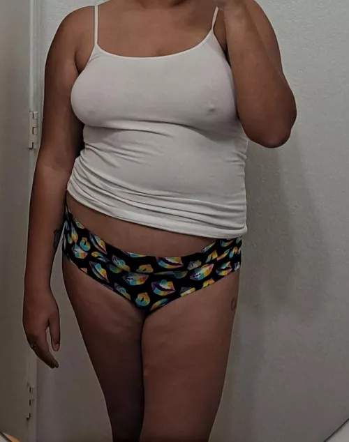 Dark pokies, white tanktop